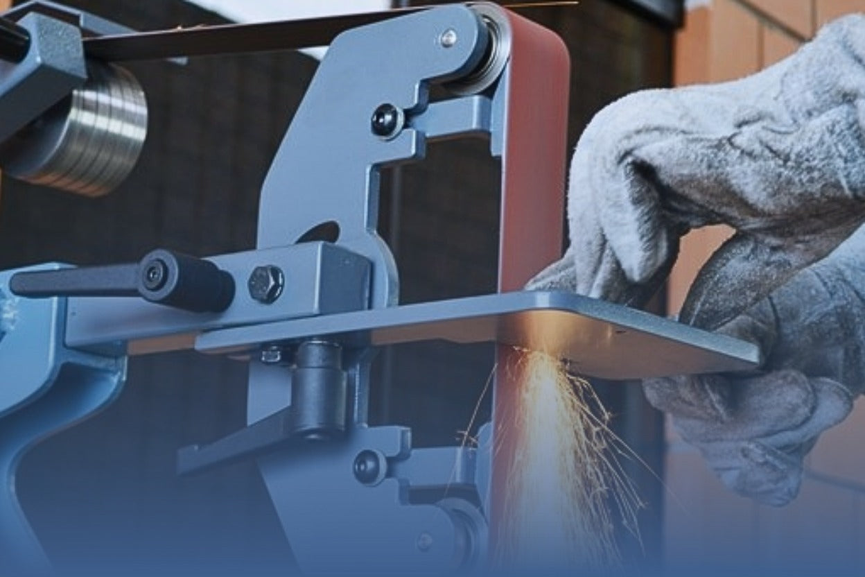 Cinta de lixa para desbaste de metal em lixadeira industrial